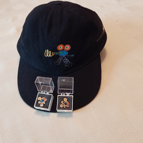 Enamel pin and cap . Collector's items - Picture 1 of 7